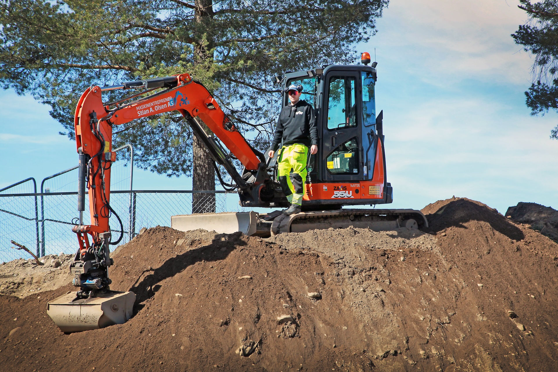 うに Hitachi mini excavator shows its value on roof project - HitachiCM